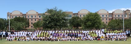 Foto grupal con el equipo de colaboradores de International Doorway