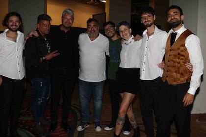 Foto grupal con todos los músicos de la obra en el lobby del Enjoy Punta del Este