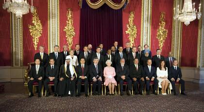 Foto grupal de los líderes de los países participantes en la cumbre del G20 con la reina Isabel II durante la recepción en el Palacio de Buckingham, el 1º de abril de 2009
