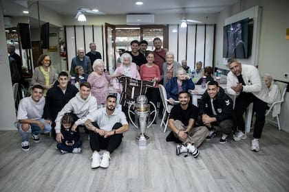 Foto grupal: el plantel de Platense posó junto a Haydee