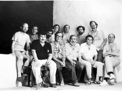 Foto hallada en el cuaderno 10 de Saer, que esboza el día domingo en La grande, cuando el “elenco estable” de su obra narrativa se reúne para comer un asado. En la foto, Raúl Beceyro, Hugo Gola, Roberto Maurer y el propio Saer, entre otros