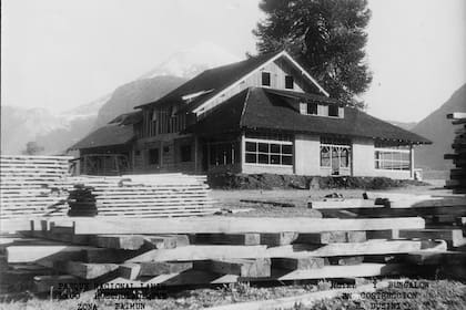 Foto histórica de la construcción de la hostería.