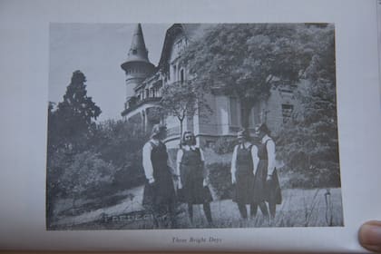 Foto histórica de las alumnas con sus túnicas azules en los jardines de la mansión de Vicente López.