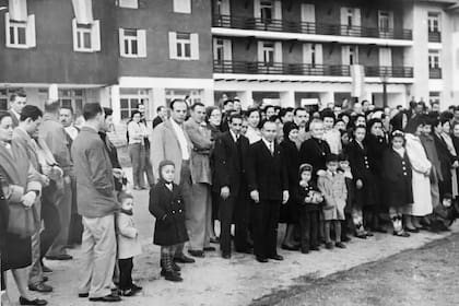 Foto histórica de turistas y personal frente al Hotel Nº 2 en el museo Eva Perón de Embalse