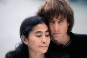 Murió Kishin Shinoyama, el fotógrafo que retrató la intimidad de John Lennon y Yoko Ono