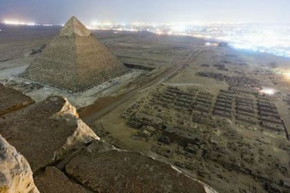 Foto noctura de la pirámide de Kefrén tomada desde la mayor Keops, en Egipto