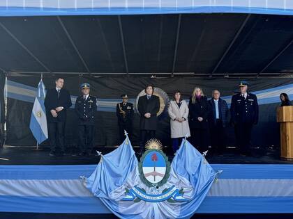 Foto oficial del homenaje a policías caídos, el martes pasado, con Villarruel fuera de cuadro