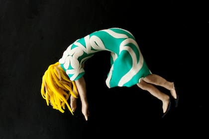 Foto original Aerial Suspension, de 2009, de Clare Strand, recreada en Play-Doh por Eleanor Macnair