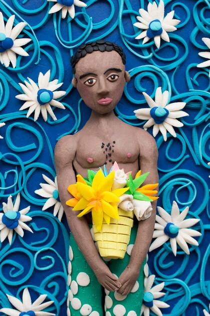 Foto original Citizens of Porto Novo 442, de 2012, de Leonce Raphael Agbodjelou, recreada en Play-Doh por Eleanor Macnair