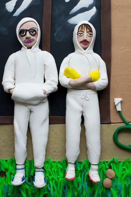 Foto original Stanley Marsh and John Reinhardt, Amarillo, Texas, de 1975, de Stephen Shore, recreada en Play-Doh por Eleanor Macnair