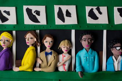 Foto original Trolley, New Orleans, de 1955, de Robert Frank, recreada en Play-Doh por Eleanor Macnair