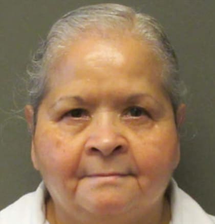 Foto policial de Yolanda Saldívar, quien actualmente tiene 64 años.