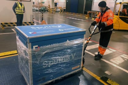 Foto publicada por el Ministerio de Relaciones Exteriores de Bolivia de trabajadores preparando cajas de la vacuna Sputnik V contra el nuevo coronavirus que se enviarán de Moscú a La Paz vía Buenos Aires el 27 de enero de 2021