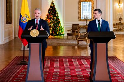Foto publicada por la oficina de prensa de la presidencia colombiana que muestra al presidente Iván Duque y al líder de la oposición venezolana Leopoldo López dando una conferencia de prensa conjunta en el palacio presidencial de Nariño en Bogotá el 10 de diciembre de 2020