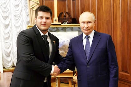 Foto publicada por Ramzan Kadyrov de la felicitación del presidente ruso Vladimir Putin a Adam Kadyrov, hijo del dictador. Fuente: Canal de Telegram de Ramzan Kadyrov