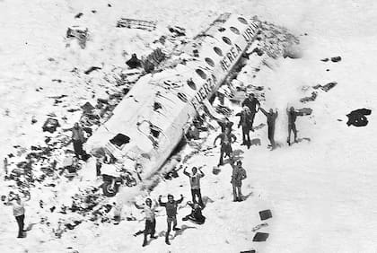 Foto real del momento del rescate en 1972. La imagen muestra a los 16 sobrevivientes tras pasar 72 días en medio de los Andes