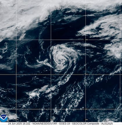 Foto satelital de la Oficina Nacional de Administración Oceánica y Atmosférica de Estados Unidos (NOAA, por sus siglas en inglés) que muestra a la tormenta tropical Andrea el 24 de junio del 2025. (NOAA via AP)