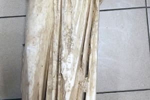 Hallan estatua de 2.000 años en una bolsa de basura en Grecia