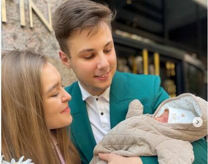 Foto subida a Instagram de Eva Pekurova, su esposa Yegor y su bebé, en la puerta de la Maternidad Suizo-Argentina