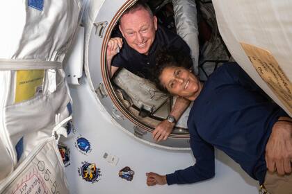Foto suministrada por la NASA que muestra a los astronautas Butch Wilmore y Suni Williams en el vestíbulo entre la cápsula Harmony de la Estación Espacial Internacional y la nave Starlines de Boeing, el 13 de junio del 2024