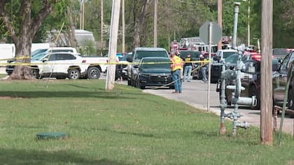 Foto tomada de video entregado por la emisora KFOR de Oklahoma que muestra la presencia policial cerca de la escuela donde ocurrió un tiroteo en Pauls Valley, Oklahoma el 7 de abril del 2026. (KFOR via AP)