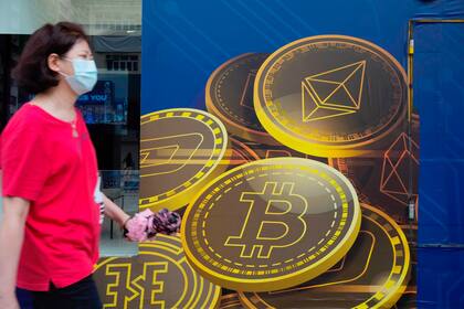 Foto tomada el 1 de junio de 2021 de un cartel sobre Bitcoin en Hong Kong
