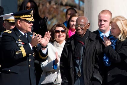 Foto tomada el 11 de noviembre de 2013, Richard Overton, de 101 años de edad, se cree que es el veterano estadounidense más veterano de la Segunda Guerra Mundial, y es aplaudido durante una ceremonia del Día de los Veteranos en el Cementerio Nacional de Arlington en Arlington. Virginia.
