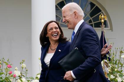 Foto tomada el 13 de mayo de 2021 en la Casa Blanca en Washington del presidente Joe Biden con la vicepresidenta kamala Harris.