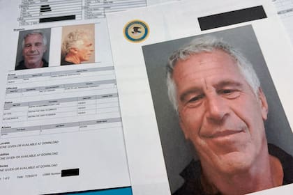 Foto tomada el 2 de enero del 2026 de documentos que el Departamento de Justicia publicó sobre Jeffrey Epstein