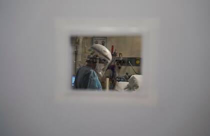 Foto tomada el 21 de diciembre del 2020 en la unidad de cuidados intensivos de del Mission Hospital en Mission Viejo, California. Muchos hospitales en Estados Unidos están buscando en el exterior para contratar a profesionales de la salud, ya que están sufriendo una agobiante escasez de enfermeros en medio de la pandemia del coronavirus (Foto AP/Jae C. Hong)