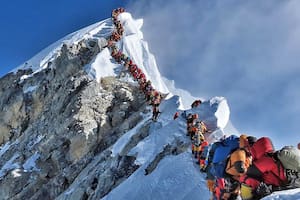 La Justicia de Nepal ordenó limitar los permisos de ascenso al Everest para evitar los atascos masivos
