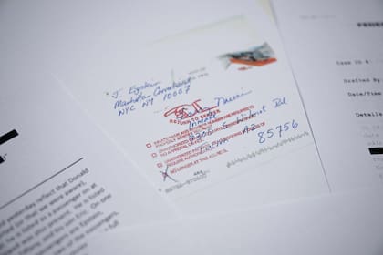 Foto tomada en Washington, el 23 de diciembre de 2025, muestra un nuevo lote de documentos publicados en relación Jeffrey Epstein