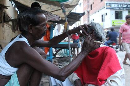 Foto tomada mientras espera su turno para que le corten la barba.