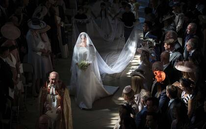 La nueva duquesa de Sussex eligió el blanco, escote bote, manga 3/4 y cintura marcada,confeccionado en cadi de seda por Claire Waight Keller, directora creativa de la firma francesa Givenchy.