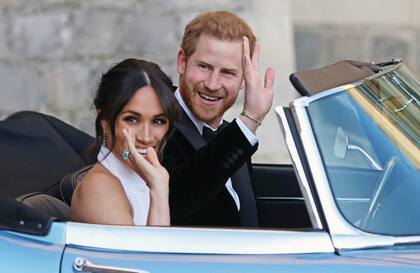 El sábado, Harry le regaló a su mujer un anillo de aguamarina de su madre, quizás el más simbólico de su joyero. Lo compró Diana tras divorciarse de Carlos, y con él reemplazó al anillo de compromiso.