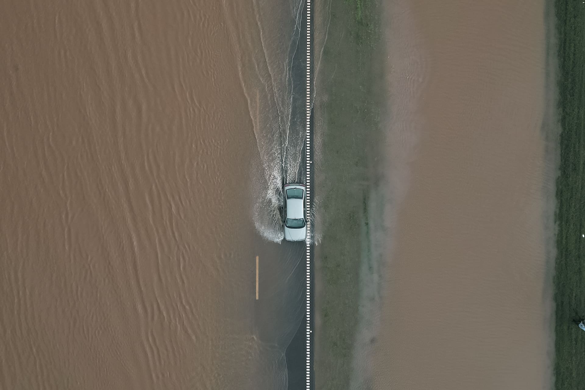 Fotografía aérea que muestra un vehículo que transita por una carretera inundada este miércoles en San Nicolás de los Arroyos, en la provincia de Buenos AiresJuan Ignacio Roncoroni - EFE