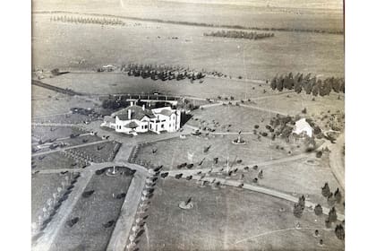 Fotografía aérea tomada ya iniciados los años 30. Al igual que el chalet, no se sabe quién diseñó y ejecutó el parque circundante.