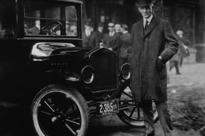 Fotografía de 1921 de Henry Ford frente a su modelo T