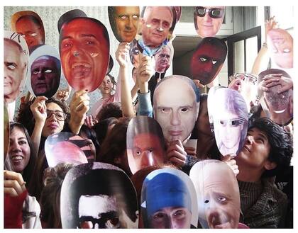 Fotografía de Alberto Goldenstein que ilustra la contratapa del catálogo: una celebración del cumpleaños de Jacoby en la que los invitados usaron máscaras con su rostro