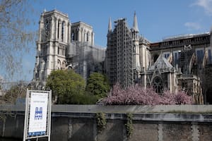 Estabilizan catedral de Notre Dame; sigue la reconstrucción