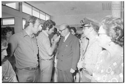 Fotografía de Arturo Mor Roig, Ministro del Interior del Gral. Lanusse, en una entrevista a la prensa sobre las elecciones nacionales de 1973