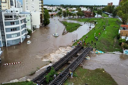 Fotografía de calles inundadas por fuertes lluvias este viernes, en Bahía Blanca. El Ejército argentino se ha involucrado en las tareas de evacuación de residentes de esa ciudad, situada a 650 kilómetros al sur de Buenos Aires y que se encuentra en buena parte bajo el agua tras las intensas lluvias caídas en la madrugada