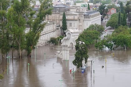 Fotografía de calles inundadas por fuertes lluvias este viernes, en Bahía Blanca. El Ejército argentino se ha involucrado en las tareas de evacuación de residentes de esa ciudad, situada a 650 kilómetros al sur de Buenos Aires y que se encuentra en buena parte bajo el agua tras las intensas lluvias caídas en la madrugada