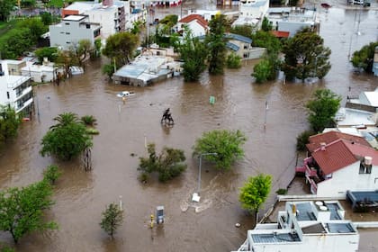 Fotografía de calles inundadas por fuertes lluvias este viernes, en Bahía Blanca. El Ejército argentino se ha involucrado en las tareas de evacuación de residentes de esa ciudad, situada a 650 kilómetros al sur de Buenos Aires y que se encuentra en buena parte bajo el agua tras las intensas lluvias caídas en la madrugada
