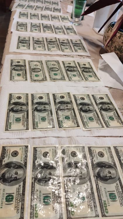 Fotografía de dólares rechazados en un banco privado por manchas, que se intentaron limpiar con lavandina