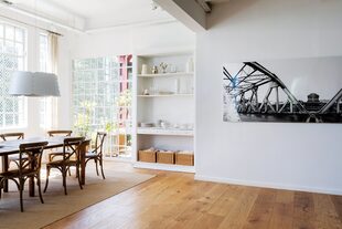 Piso de roble de Eslavonia (Patagonia Flooring), vajillero con canastos de mimbre y fotografía de José Pereyra Lucena.