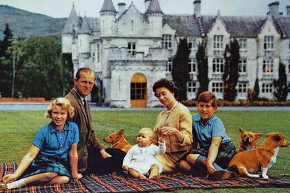 Fotografía de la reina Isabel II con el duque de Edimburgo y sus hijos en el castillo de Balmoral