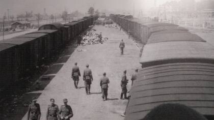 Fotografía de la última parada de los trenes, dentro del campo de concentración nazi de Auschwitz