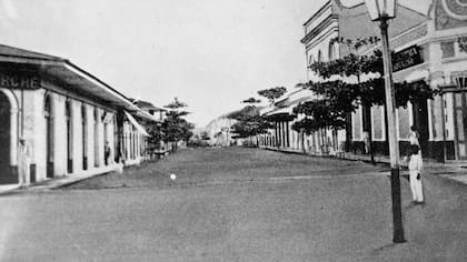 Fotografía de una calle de Iquitos, Perú, tomada en 1912