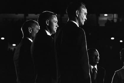 Fotografía del 16 de agosto de 1969. Los astronautas del Apolo 11, de izquierda a derecha, Edwin "Buzz" Aldrin, Neil Armstrong y Michael Collins esperan por sus medallas en el escenario del Astrodome en Houston. A la derecha está Frank Sinatra, maestro de ceremonias. Collins murió el miércoles 28 de abril de 2021 de cáncer, según su familia. Tenía 90 años